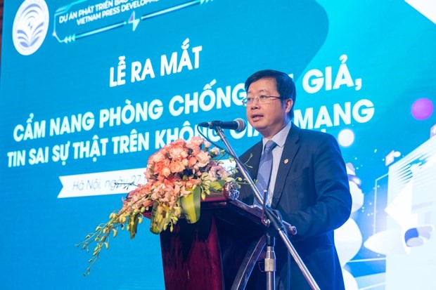 Thứ trưởng Nguyễn Thanh Lâm chủ trì lễ ra mắt “Cẩm nang phòng chống tin giả, tin sai sự thật trên không gian mạng“. Ảnh: TTXVN