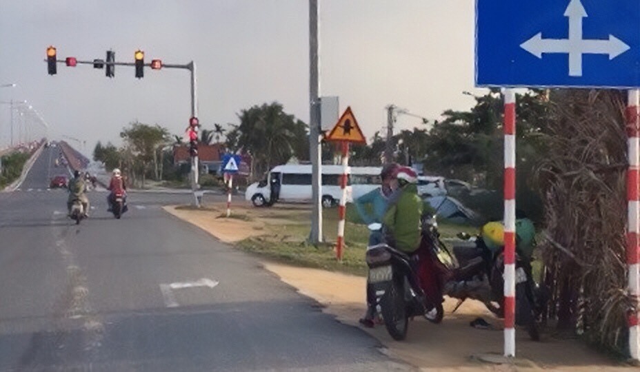 “cò” tụ tập dọc tuyến đường Võ Chí Công, TP Hội An để tìm khách. Ảnh: Nguyễn Linh