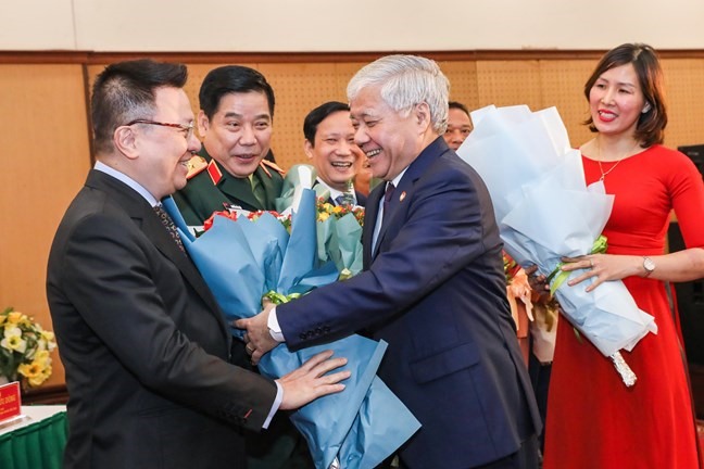 Ông Đỗ Văn Chiến và Phó Chủ tịch - Tổng Thư ký Lê Tiến Châu tặng hoa chúc mừng 20 Ủy viên Ủy ban Trung ương MTTQ Việt Nam. Ảnh: Quang Vinh