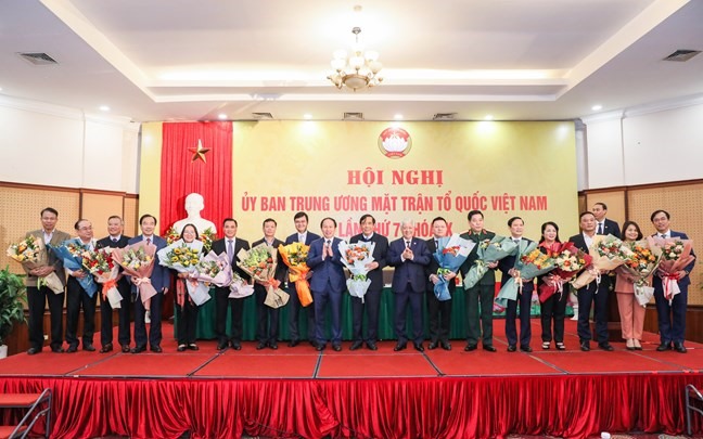 Ông Đỗ Văn Chiến và Phó Chủ tịch - Tổng Thư ký Lê Tiến Châu tặng hoa chúc mừng 20 Ủy viên Ủy ban Trung ương MTTQ Việt Nam. Ảnh: Quang Vinh