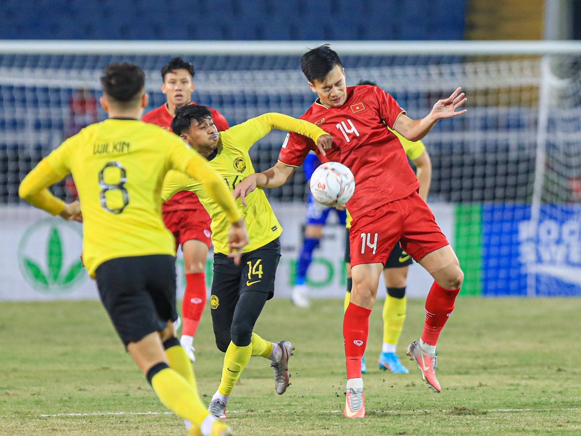 Tiếp đón Malaysia trên sân nhà, tuyển Việt Nam gặp rất nhiều khó khăn, nhất là trong hiệp đấu đầu tiên khi cả hai đội bóng đang rất sung sức.