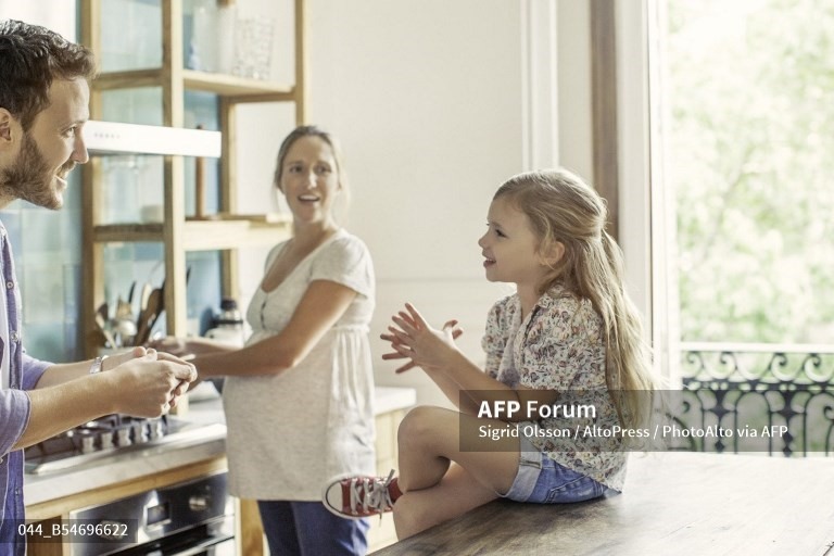 Cẩm nang nuôi dạy con cái mà các bậc cha mẹ nên biết. Ảnh: AFP