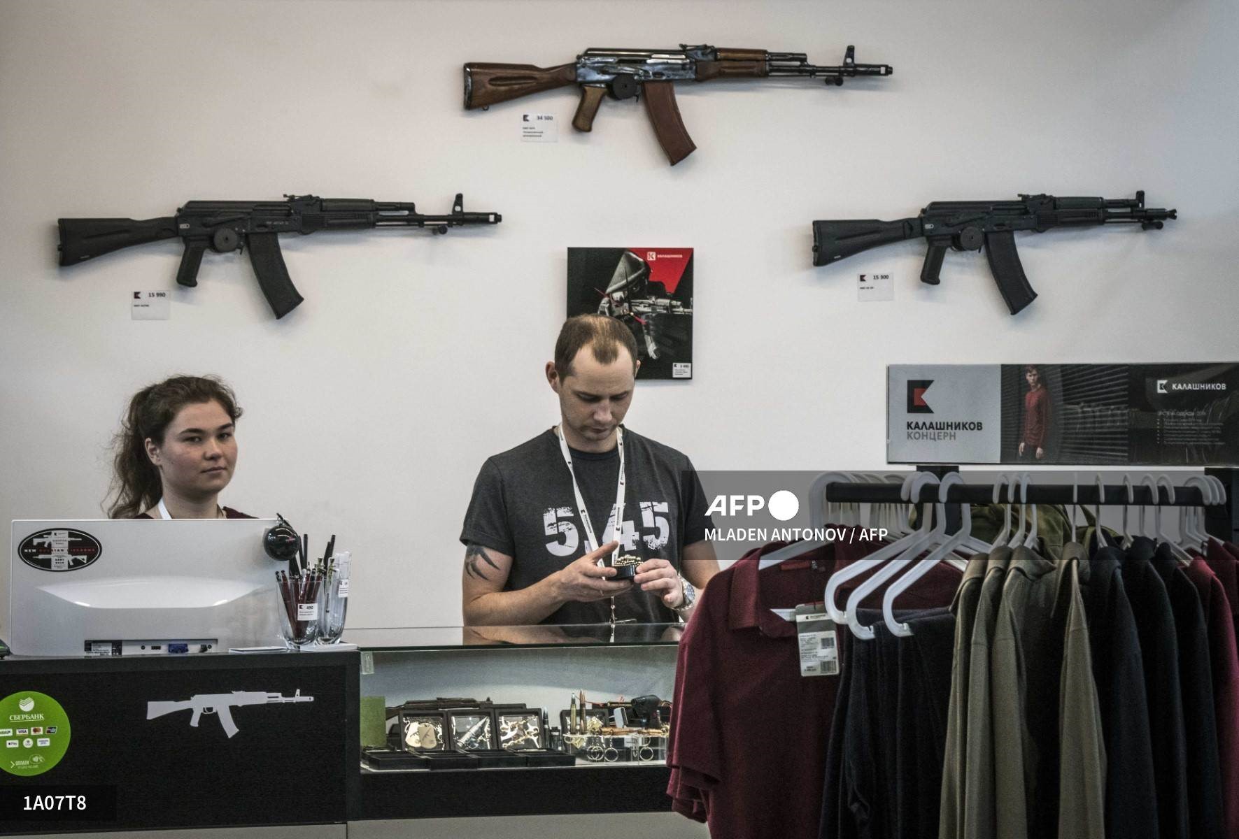 Cửa hàng của tập đoàn Kalashnikov trên đường Arbat, Mátcơva, Nga. Ảnh: AFP