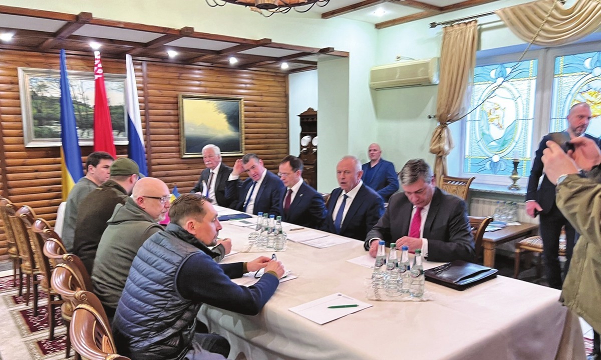 Phái đoàn Nga và Ukraina tham dự vòng đàm phán hòa bình thứ hai tại Brest, Belarus ngày 3.3.2022. Ảnh: AFP