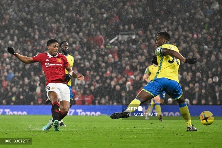 Martial nâng tỉ số lên 2-0 sau đường kiến tạo của Rashford.  Ảnh: AFP