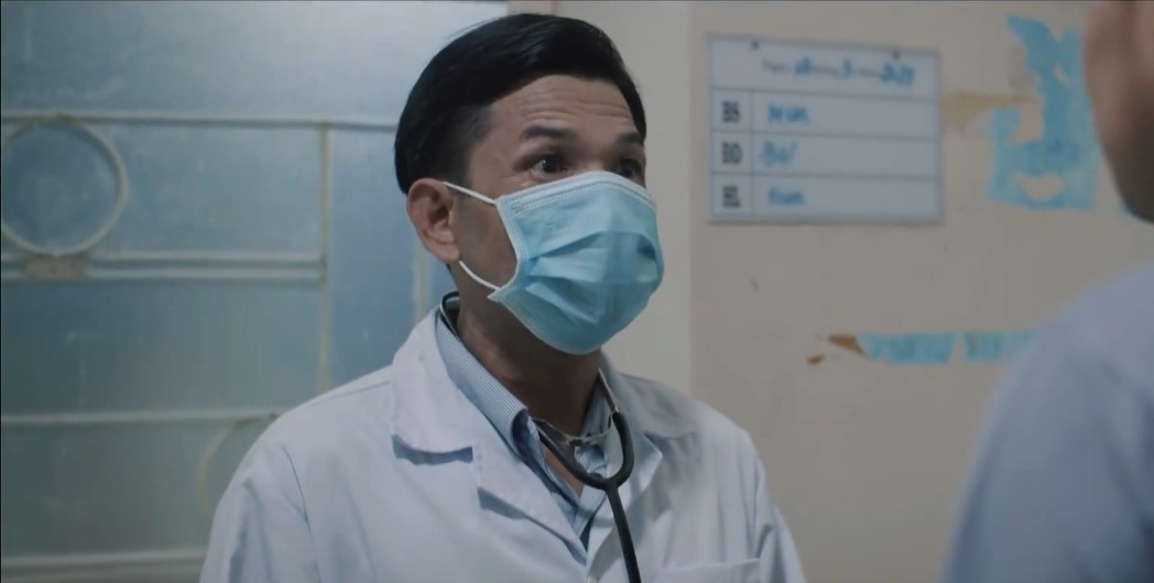 Trong tập 34 “Mẹ rơm“, bác sĩ thông báo tin dữ về con của Hào. Ảnh cắt từ clip