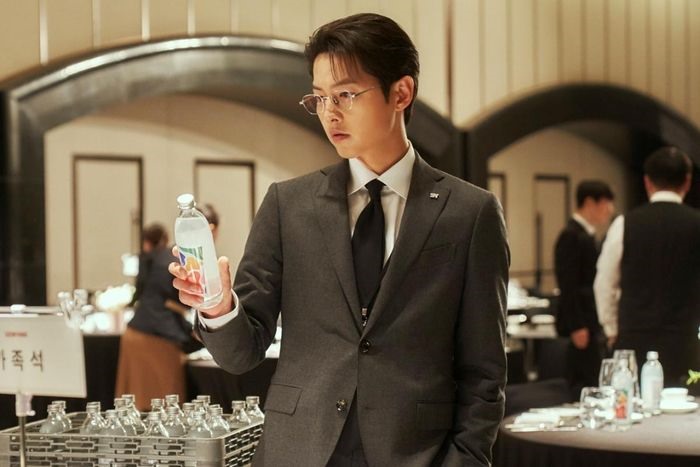 Song Joong Ki có màn tái xuất ấn tượng với vai diễn trong bộ phim “Cậu út nhà tài phiệt“. Ảnh cắt từ clip