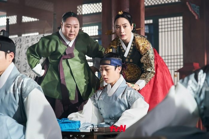 “Dưới bóng Trung điện” nhận nhiều lời khen ngợi bởi kịch bản chỉn chu cùng diễn xuất của Kim Hye Soo.