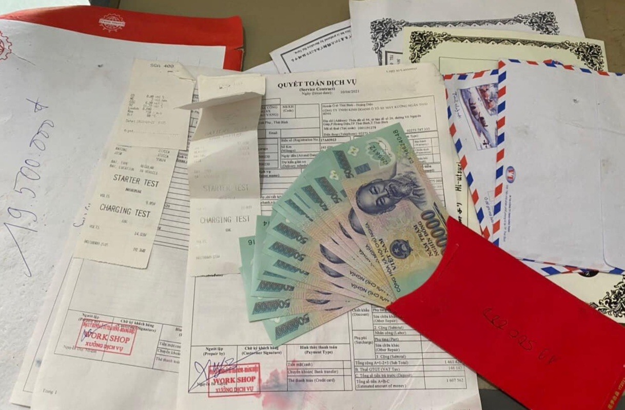 Số giấy tờ, tài liệu và tiền mặt trong túi hồ sơ mà em Nhất nhặt được. Ảnh: Công an xã Quỳnh Minh
