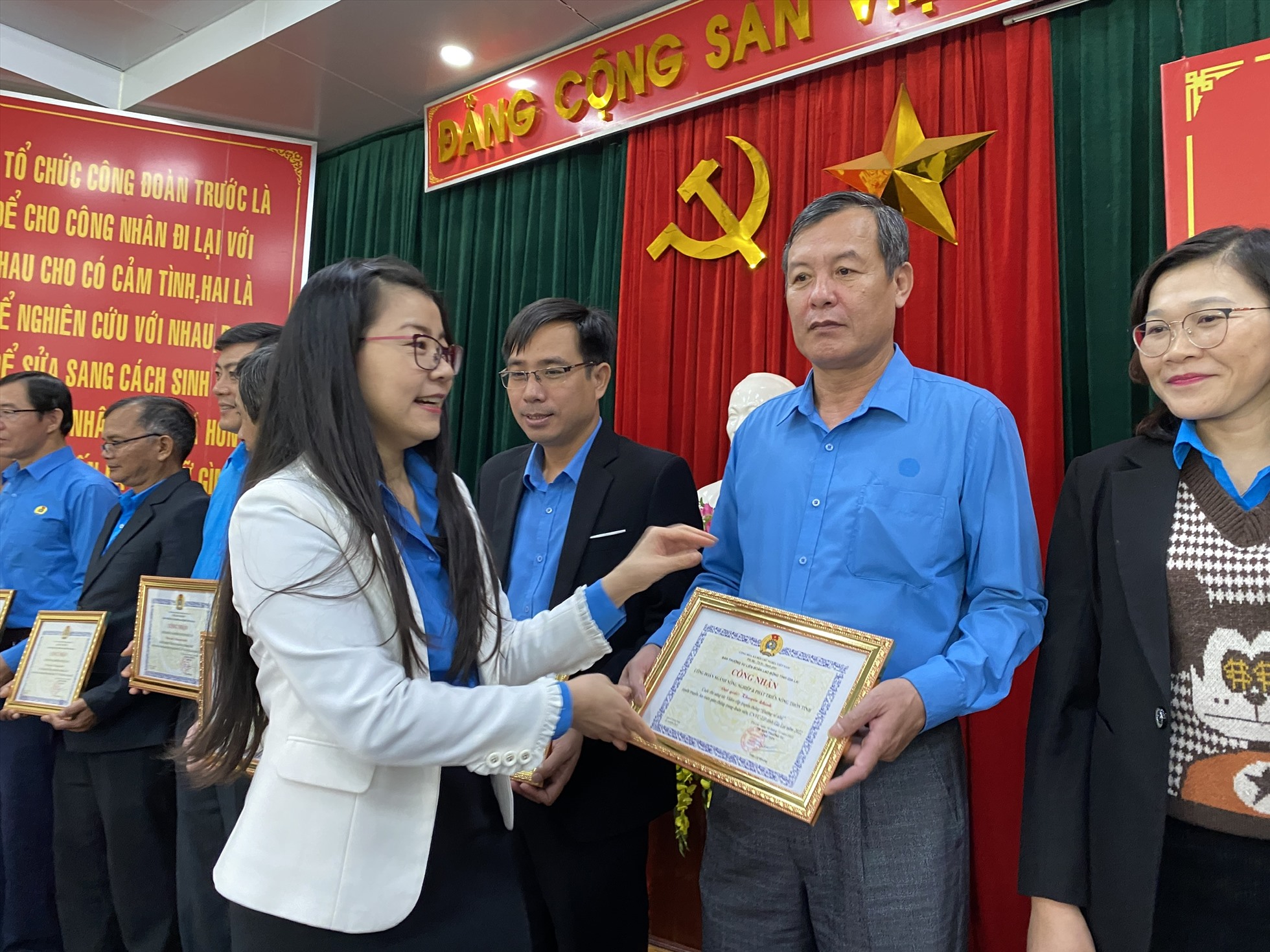 Đại diện LĐLĐ tỉnh Gia Lai trao bằng khen cho các đội thi. Ảnh Thanh Tuấn