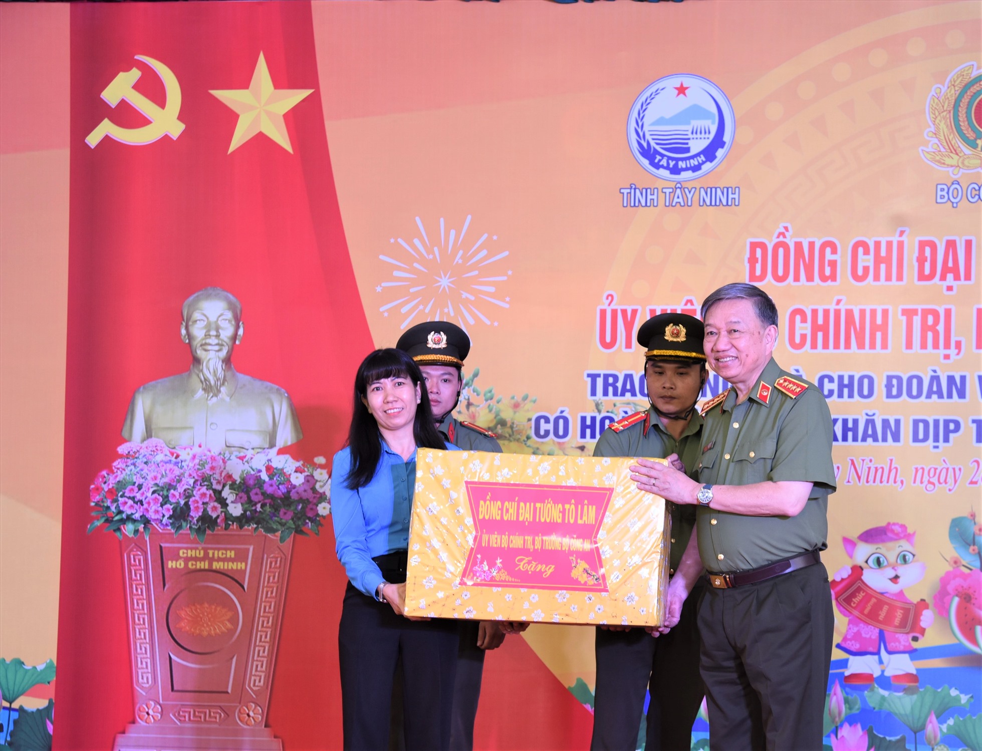 Đại tướng Tô Lâm, Ủy viên Bộ Chính trị, Bộ trưởng Bộ Công an tặng quà cho đại diện Công đoàn các khu công nghiệp tỉnh Tây Ninh. Ảnh: Nam Dương