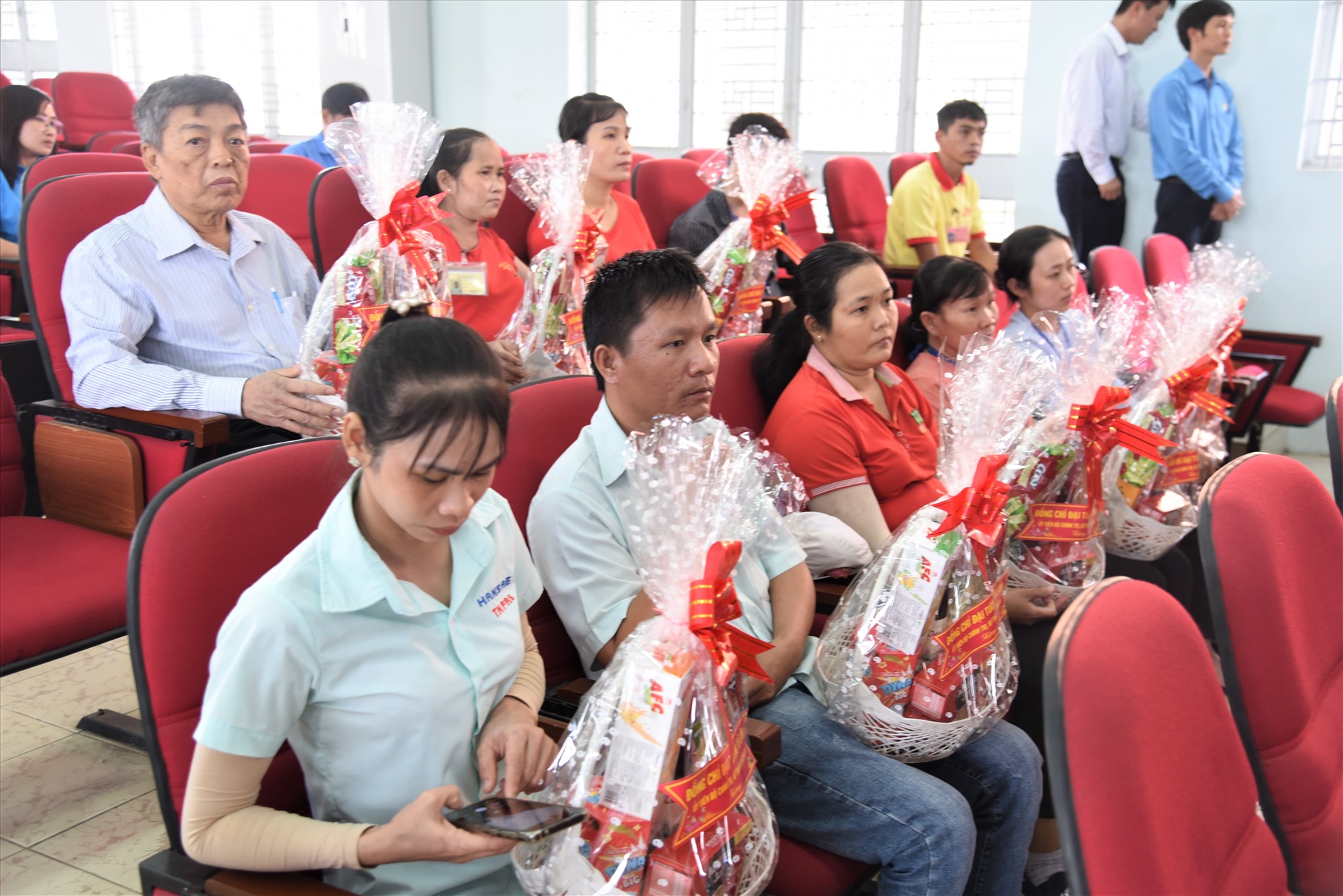 Các công nhân lao động được nhận quà của Bộ Công an và Tổng LĐLĐ Việt Nam. Ảnh: Nam Dương
