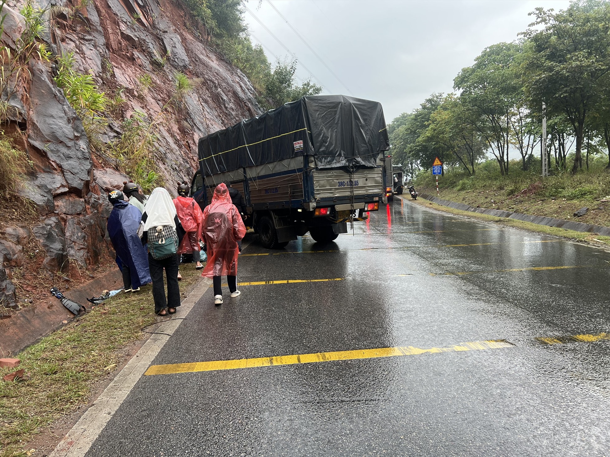 Vụ tai nạn khiến 2 người đi xe máy bị thương.