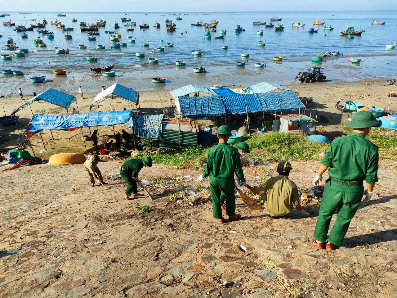 Ra quân tổng vệ sinh ở Làng Chài Mũi Né sáng 28.12. Ảnh: Thanh Minh