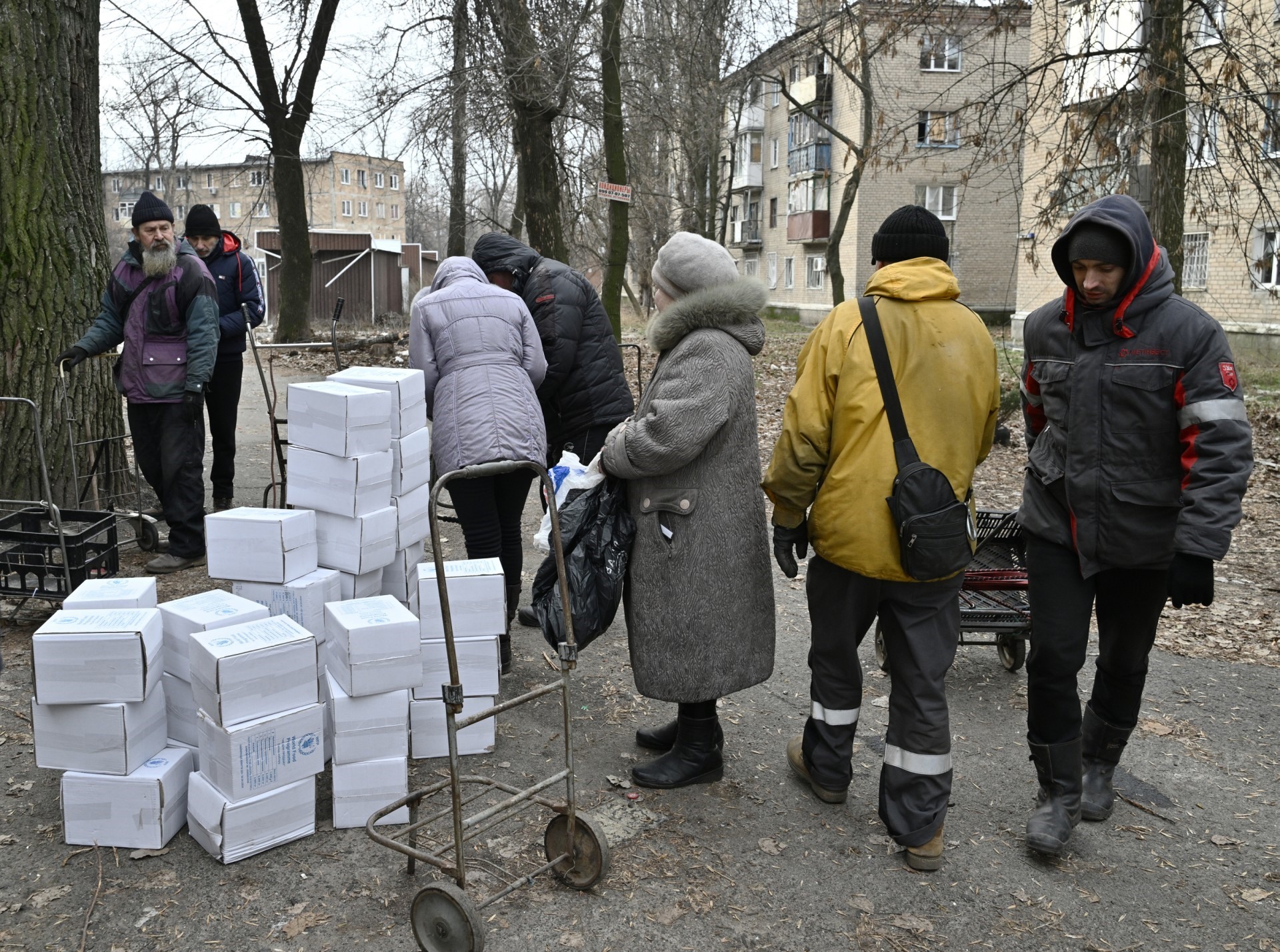 Người dân nhận hàng viện trợ ở Avdiivka, Donetsk, ngày 15.12.2022. Ảnh: AFP