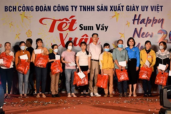 Công ty TNHH Sản xuất giày Uy Việt đã sớm tổ chức chương trình Tết sum vầy cho người lao động. Ảnh: Hoàng Hường