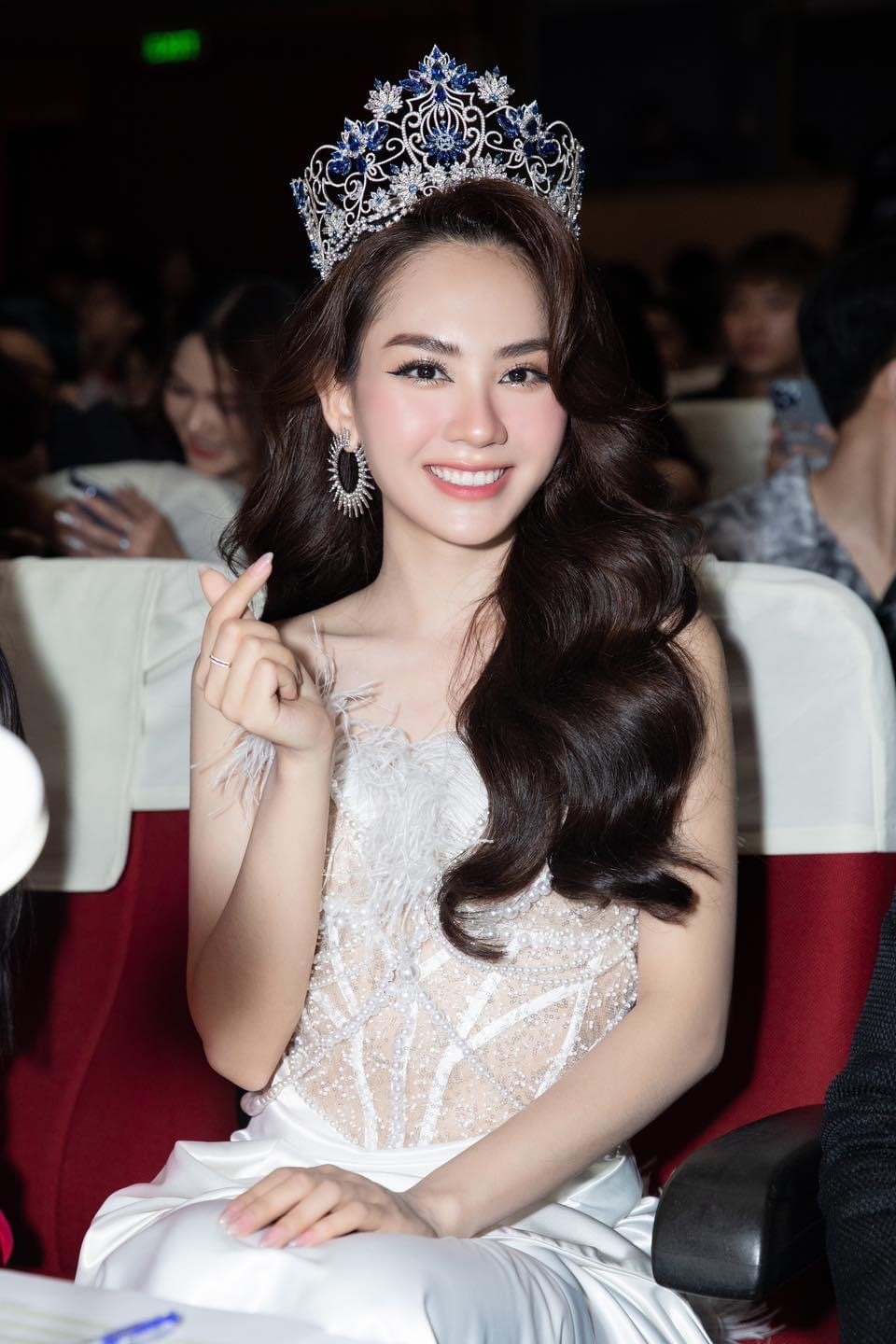 Đăng quang Miss World Việt Nam