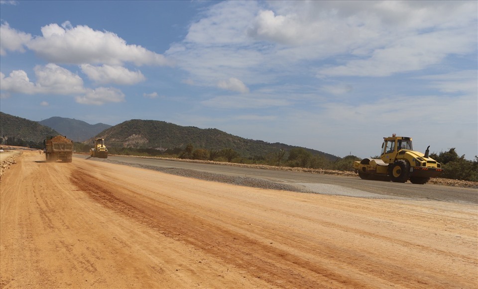 Cao tốc Bắc Nam đoạn Nha Trang – Cam Lâm thi công từ tháng 9.2021. Ảnh Thu Cúc