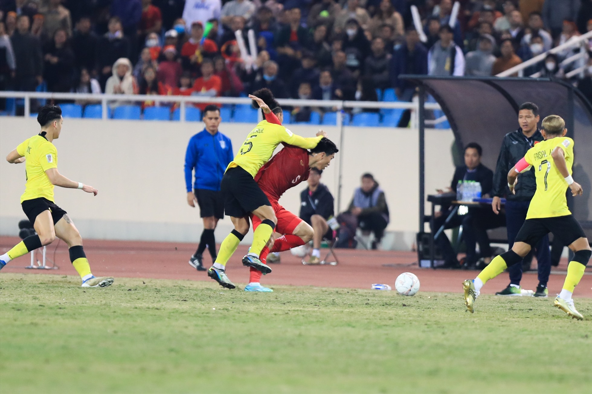 Hậu vệ Văn Hậu nhiều lần chơi tiểu xảo trong trận đấu với Malaysia. Ảnh: Minh Dân