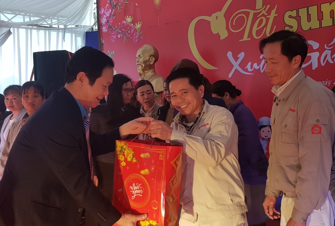 LĐLĐ tỉnh Ninh Bình đã trao 50 suất quà và tiền mặt cho đoàn viên, người lao động. Ảnh: Diệu Anh