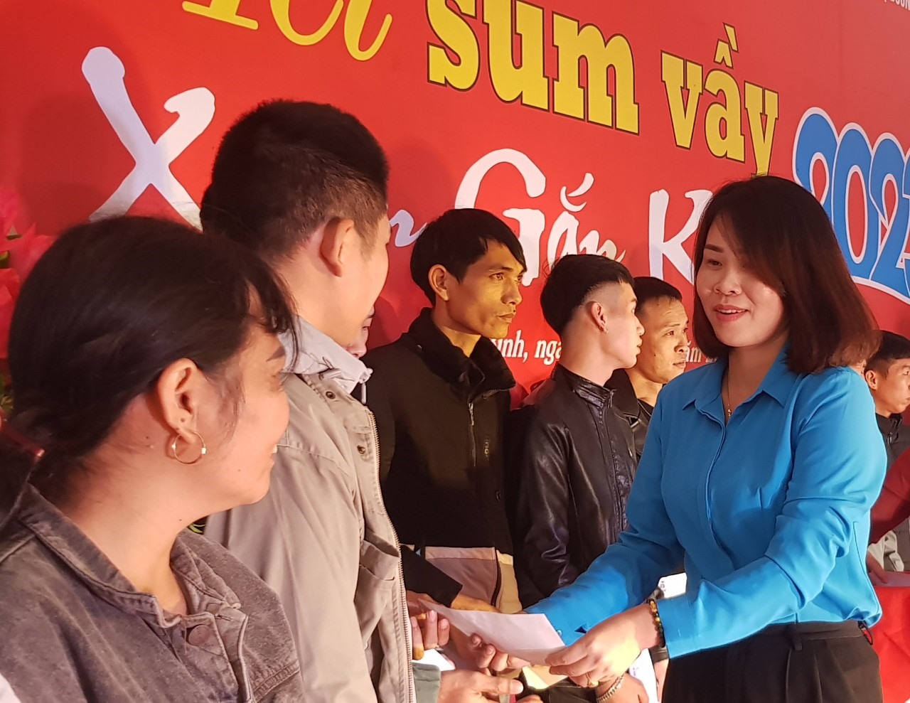 Đại diện lãnh đạo LĐLĐ huyện Hoa Lư trao quà cho đoàn viên, người lao động. Ảnh: Diệu Anh