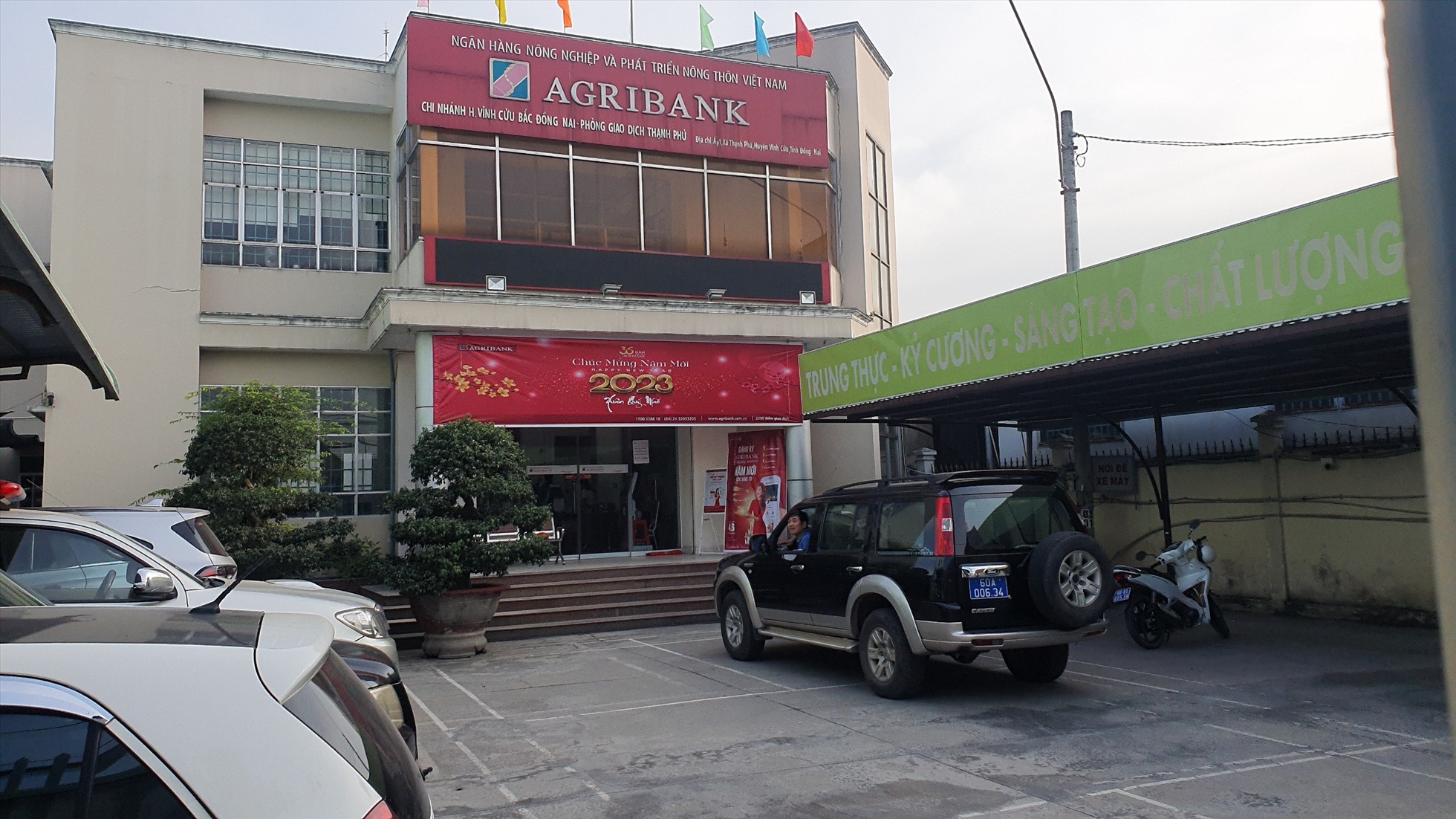 Hiện trường vụ cướp ngân hàng Nông nghiệp và Phát triển Nông thôn (Agribank) tại xã Thạnh Phú, huyện Vĩnh Cửu. Ảnh: Hà Anh Chiến