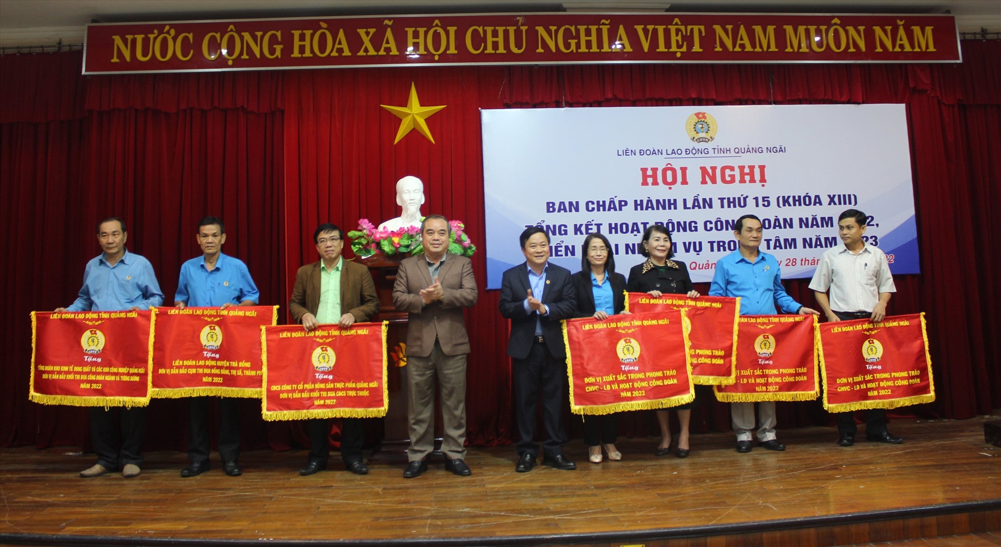 Ông Trần Hoàng Tuấn- Phó Chủ tịch Thường trực UBND tỉnh Quảng Ngãi trao cờ dẫn đầu phong trào thi đua năm 2022 cho các tập thể xuất sắc. Ảnh: Ngọc Viên