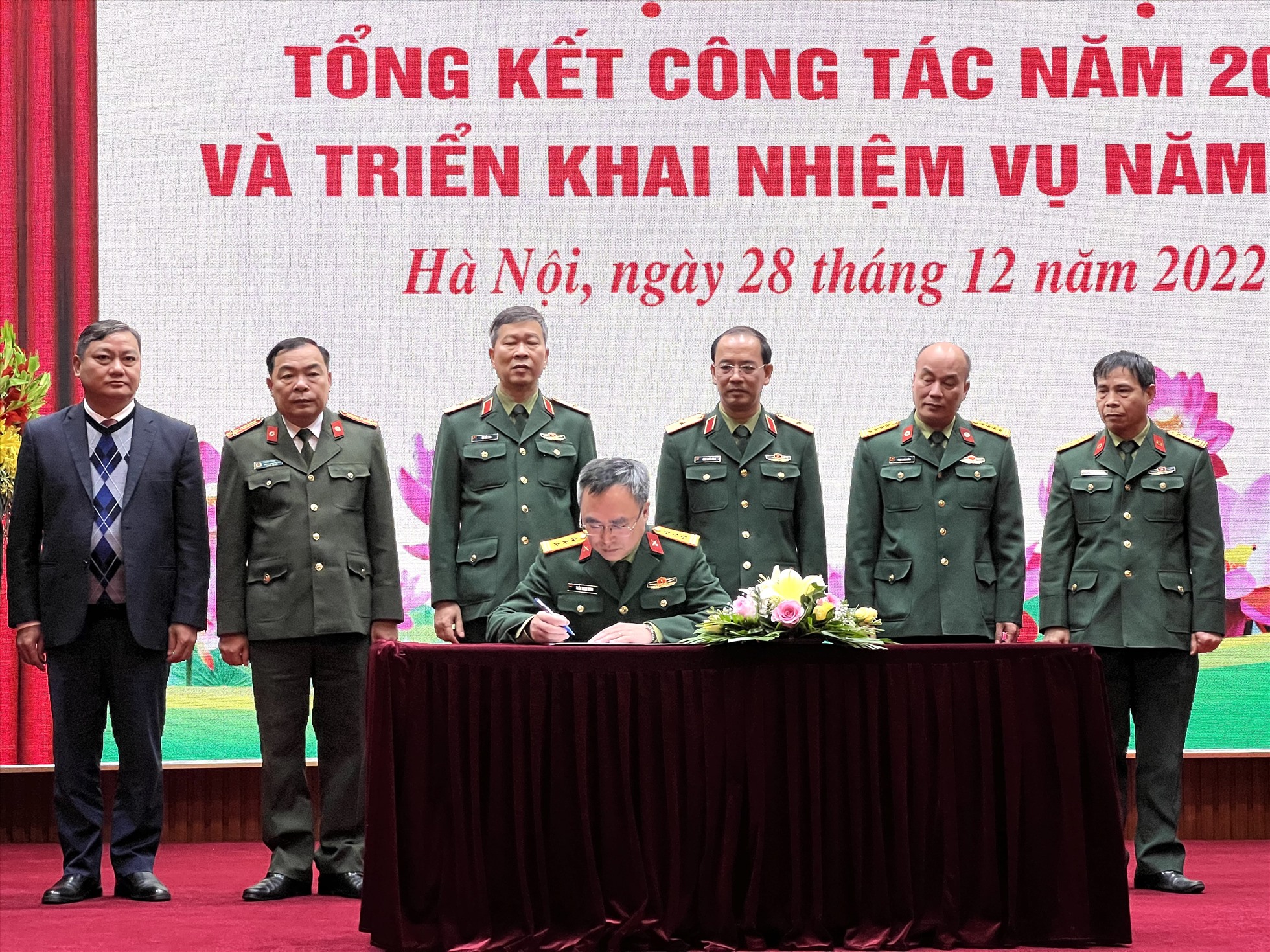Hội đồng thi đua - khen thưởng và Thủ trưởng các lực lượng trong BQL Lăng ký kết giao ước thi đua năm 2023. Ảnh: Minh Hương.