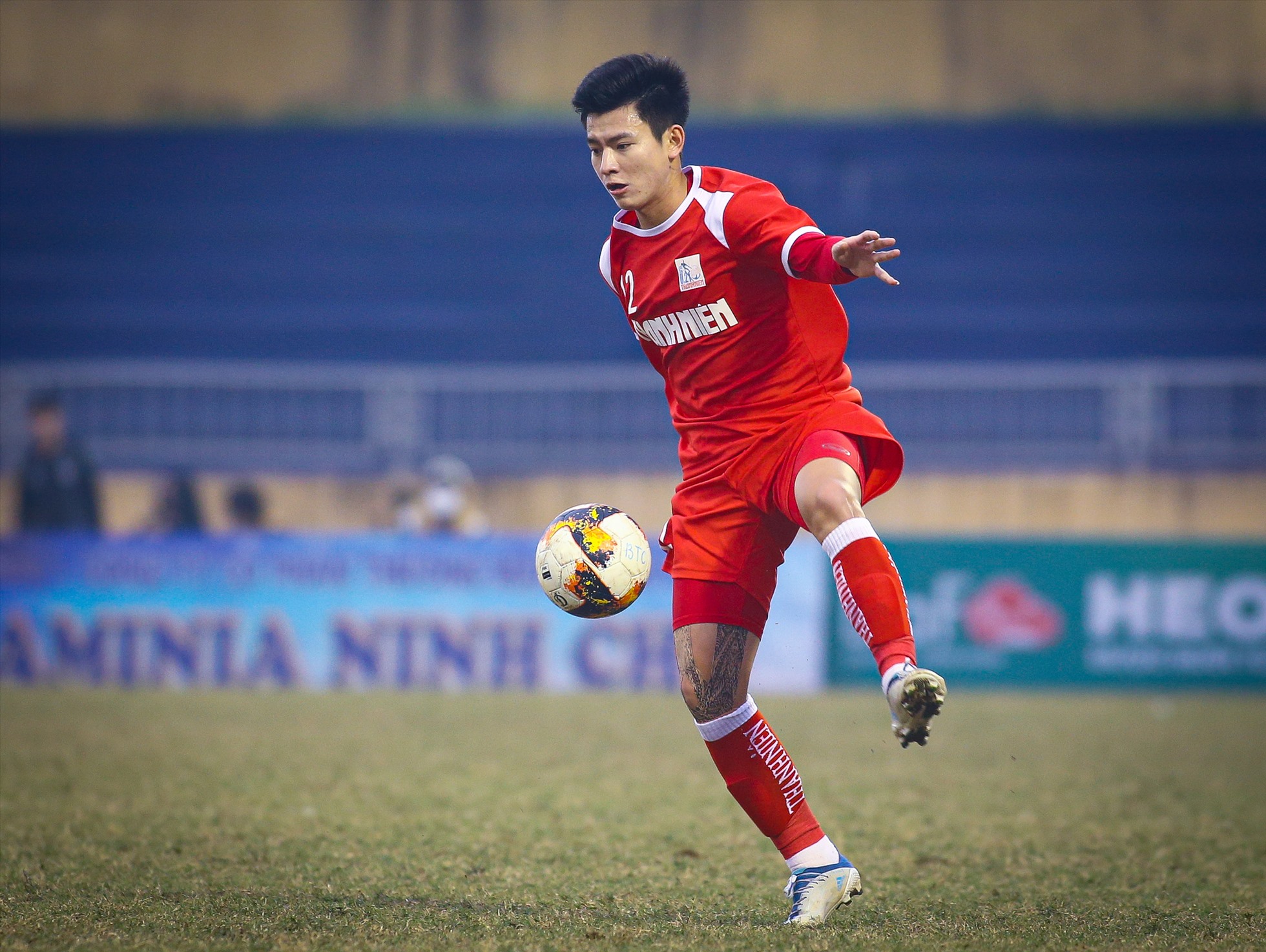 Phan Tuấn Tài liên tục dâng cao hỗ trợ các đồng đội trên hàng công. Những đường tạt bóng của hậu vệ phải sinh năm 2001 là “vũ khí” lợi hại trên mặt trận tấn công của U21 Viettel.