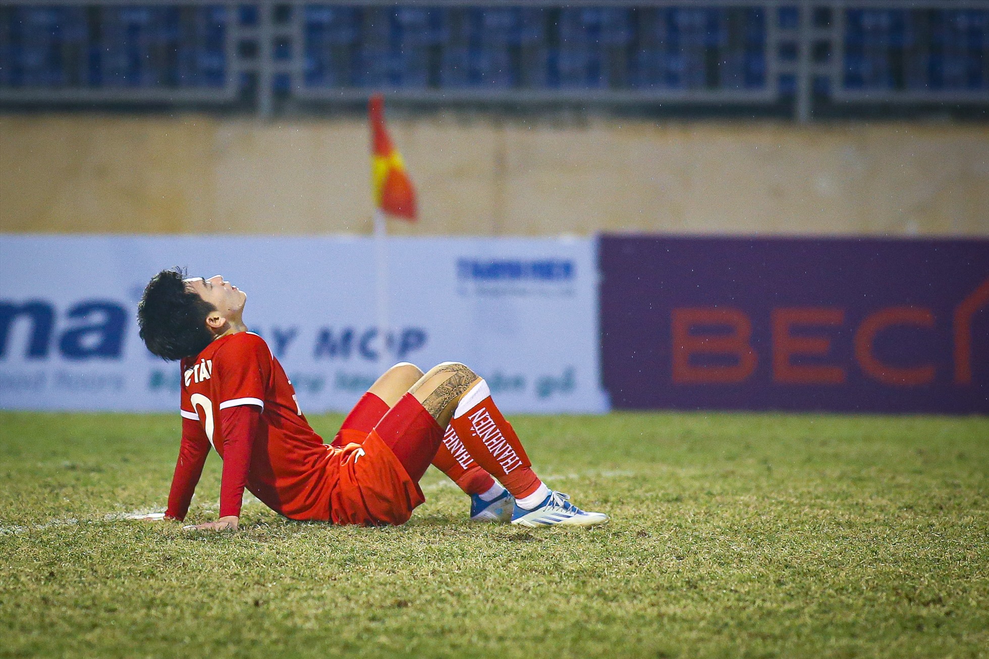 Hậu vệ của U23 và đội tuyển Việt Nam không giấu được sự thất vọng khi trọng tài thổi còi kết thúc trận đấu.