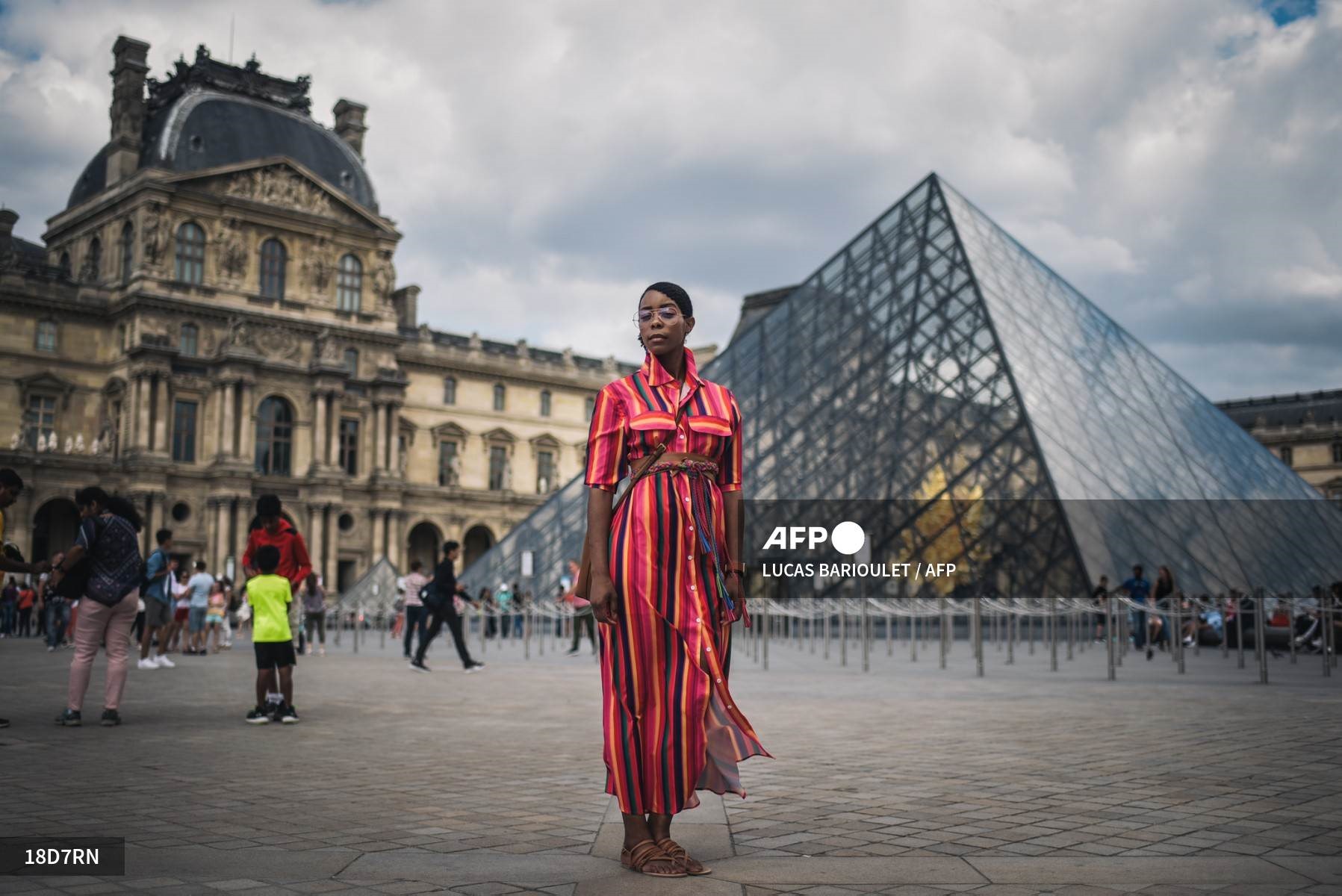 Một du khách Mỹ tại bảo tàng  Louvre, Paris, Pháp. Ảnh: AFP