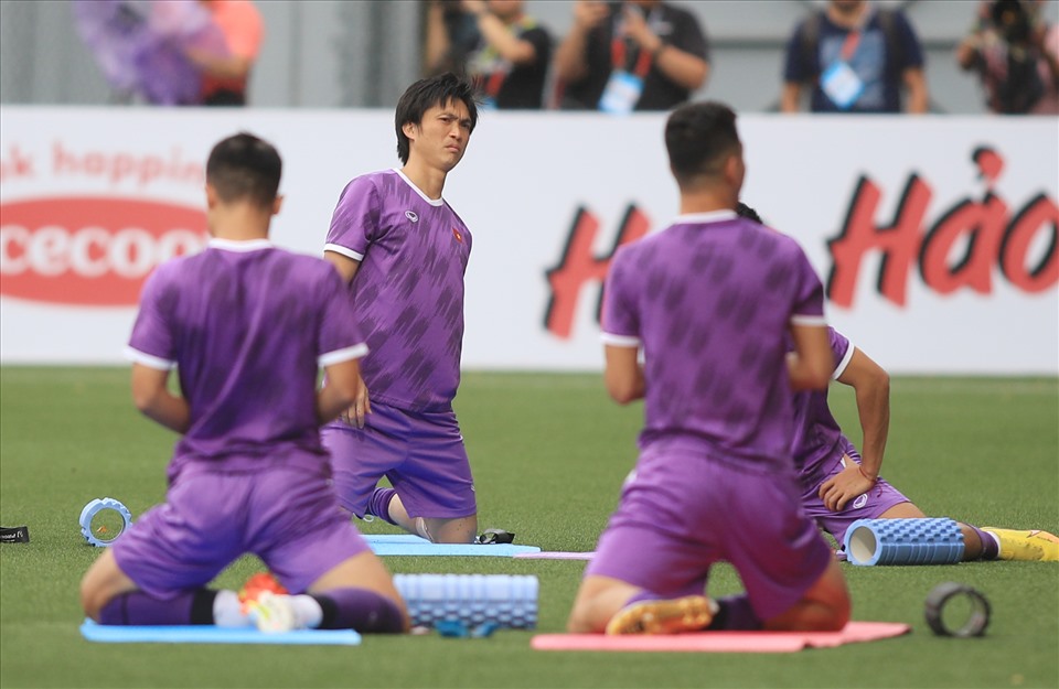 Huấn luyện viên Park Hang-seo cho các cầu thủ khởi động, thả lỏng nhẹ nhàng. Do thi đấu trên mặt cỏ nhân tạo nên tuyển Việt Nam sẽ có 2 buổi tập trước khi chính thức bước vào trận đấu với Singapore vào tối ngày 30.12