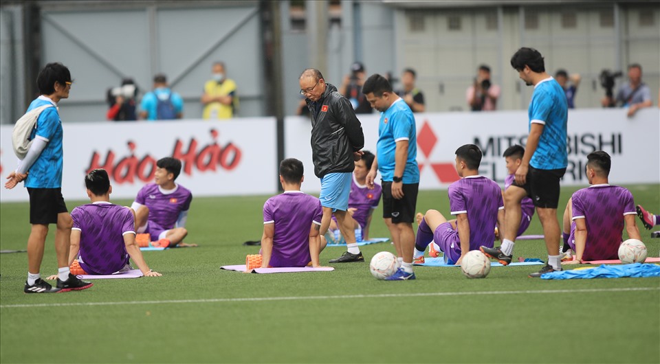 Do thời gian nhập cảnh khá lâu nên toàn đội chỉ có 3 tiếng nghỉ ngơi, sau đó bước vào tập luyện tại sân cỏ nhân tạo Jalan Besar