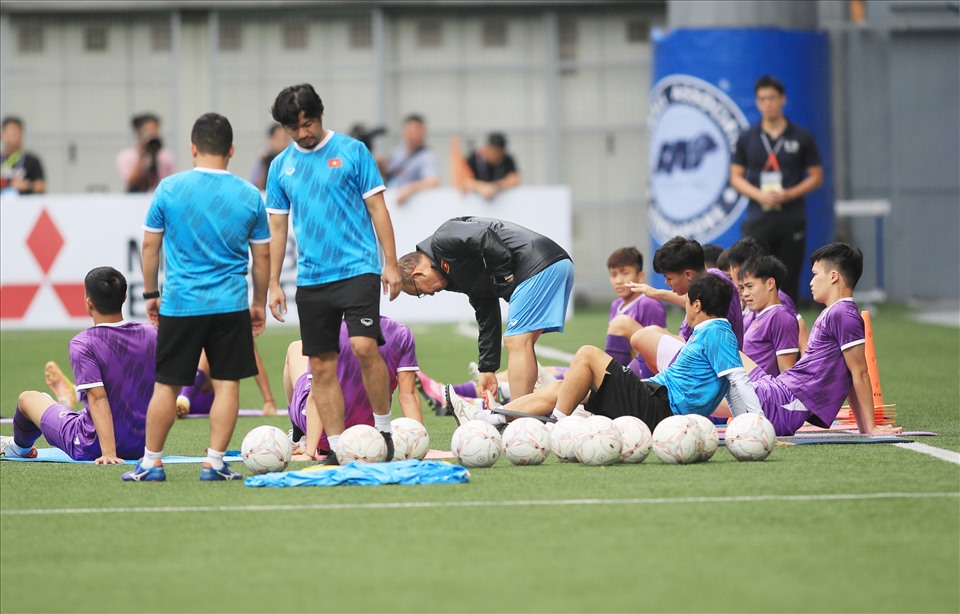 Các cầu thủ Việt Nam được yêu cầu đi loại giày đinh FG, phủ hợp với tiêu chuẩn cỏ nhân tạo tại sân Jalan Besar. Đích thân huấn luyện viên Park Hang-seo đã đi kiểm tra chất lượng giày của các học trò, đảm bảo  không có sự cố gây ra chấn thương cho các cầu thủ.