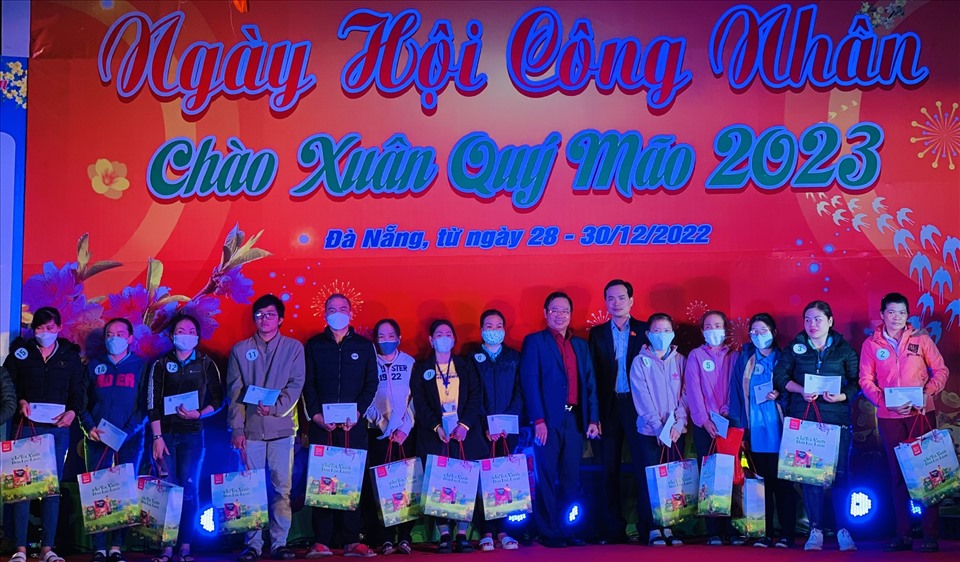 Ông Nguyễn Duy Minh, Chủ tịch LĐLĐ thành phố Đà Nẵng (thứ 6 từ phải) trao quà đến công nhân lao động tại Ngày hội. Ảnh: Tường Minh