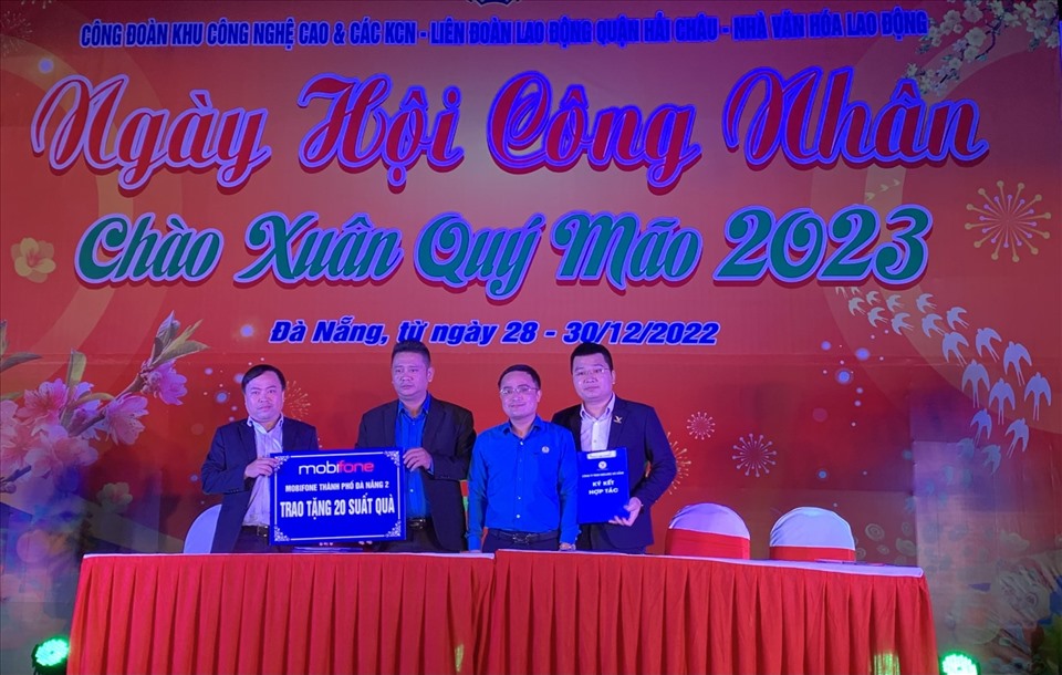 Chủ tịch Công đoàn Khu CNC&CKCN Đà Nẵng và LĐLĐ quận Hải Châu ký kết hợp tác chương trình Phúc lợi đoàn viên với các đối tác tại Ngày hội. Ảnh: Tường Minh