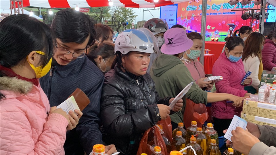 Người lao động mua hàng tại “Ngày hội công nhân - chào xuân Quý Mão 2023“. Ảnh: Tường Minh