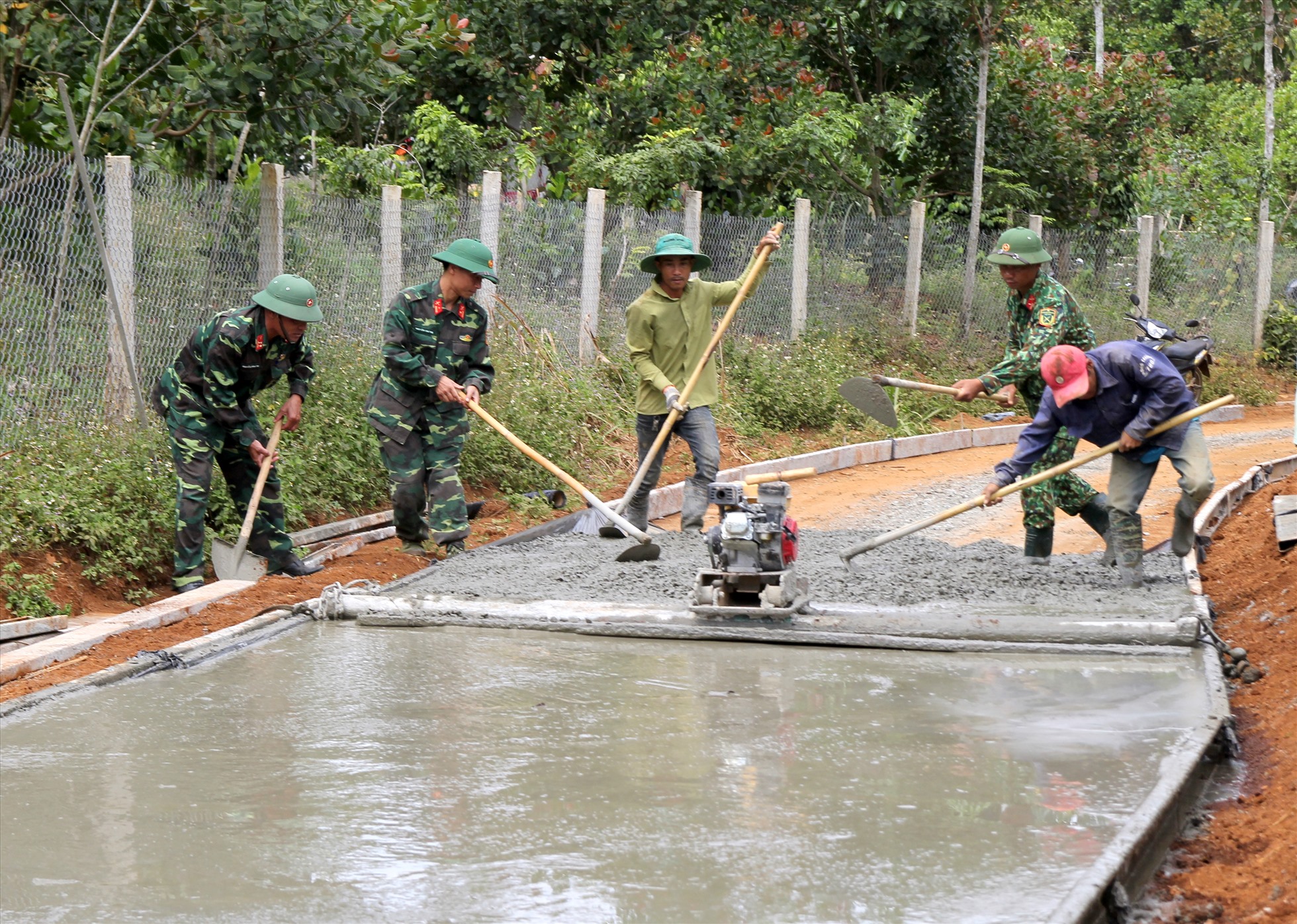 Hạ tầng giao thông ở khu vực nông thôn ngày càng được đầu tư đồng bộ, theo hướng khang trang hiện đại. Ảnh: Phan Tuấn