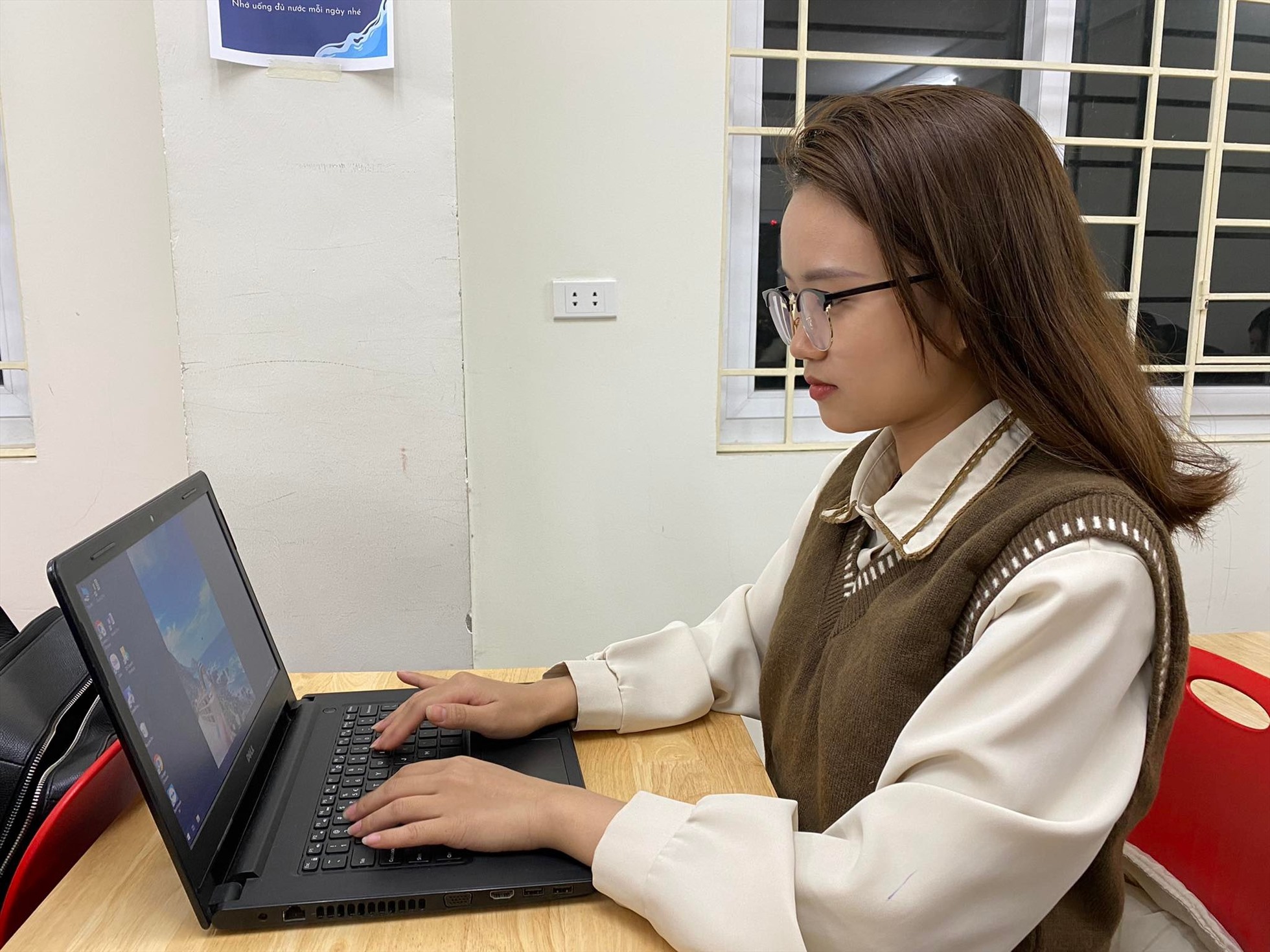 Bên cạnh việc đi làm, Hà Linh tham gia các khóa học tiếng Hàn vào buổi tối. Thu nhập giảm khiến Hà Linh không còn thiết tha gắn bó với công ty. Ảnh: Hà Linh
