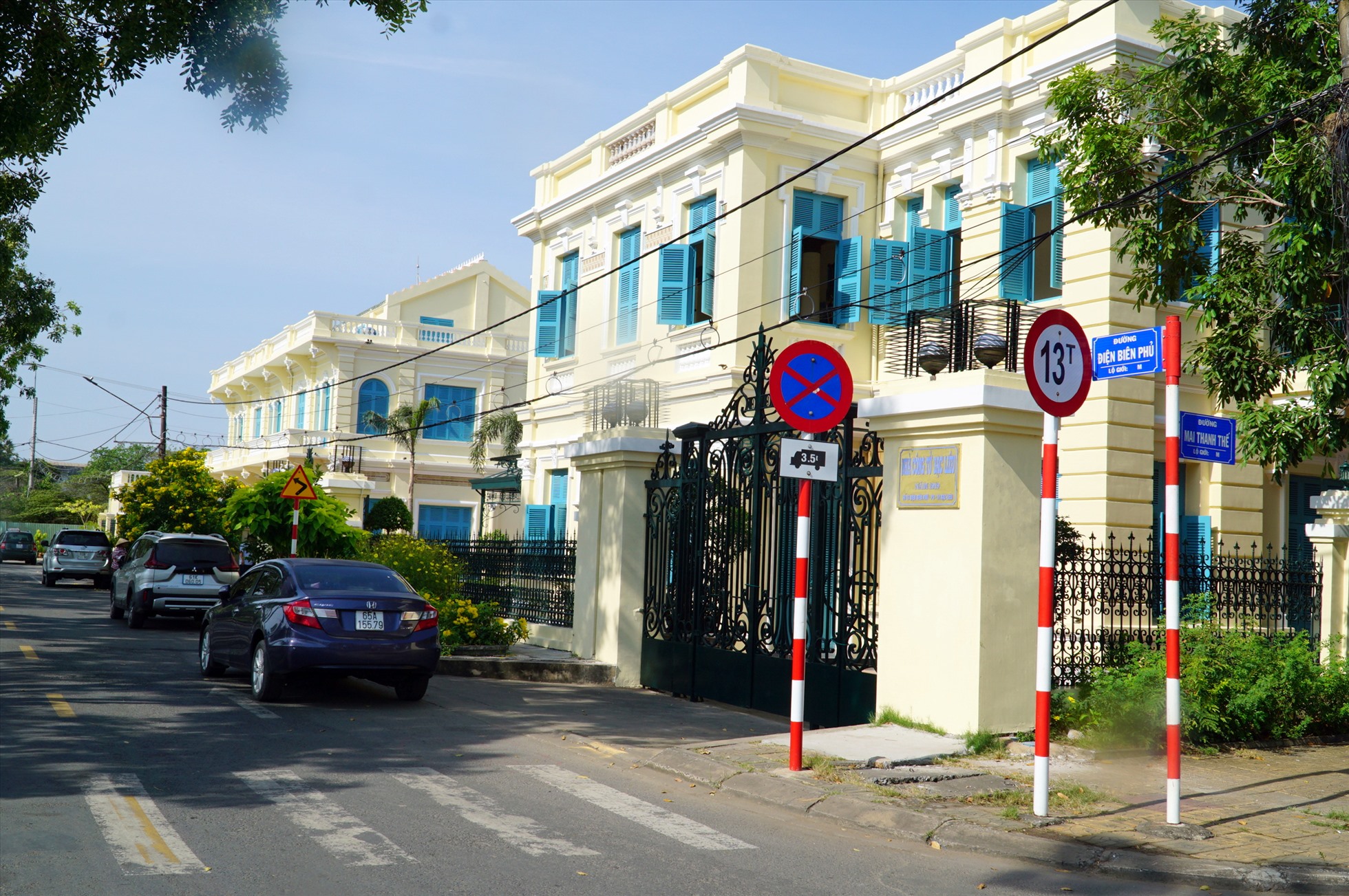 Nhà Công tử Bạc Liêu (tên thật là Trần Trinh Huy) tọa lạc tại số 13 Điện Biên Phủ, phường 3, thành phố Bạc Liêu, bên cạnh bờ sông Bạc Liêu. Ngôi biệt thự mang kiến trúc phương Tây, được xây dựng vào năm 1917 kéo dài đến năm 1919 thì hoàn thành.