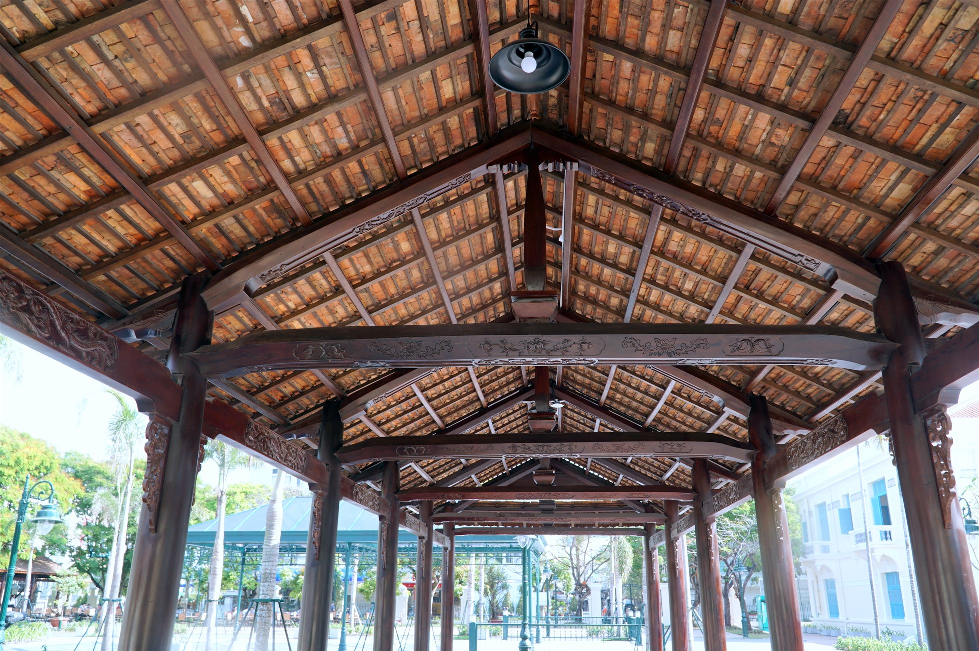 Một dãy nhà gỗ tại khuôn viên bên ngoài nhà Công tử Bạc Liêu đã sẵn sàng cho các hoạt động năm mới.