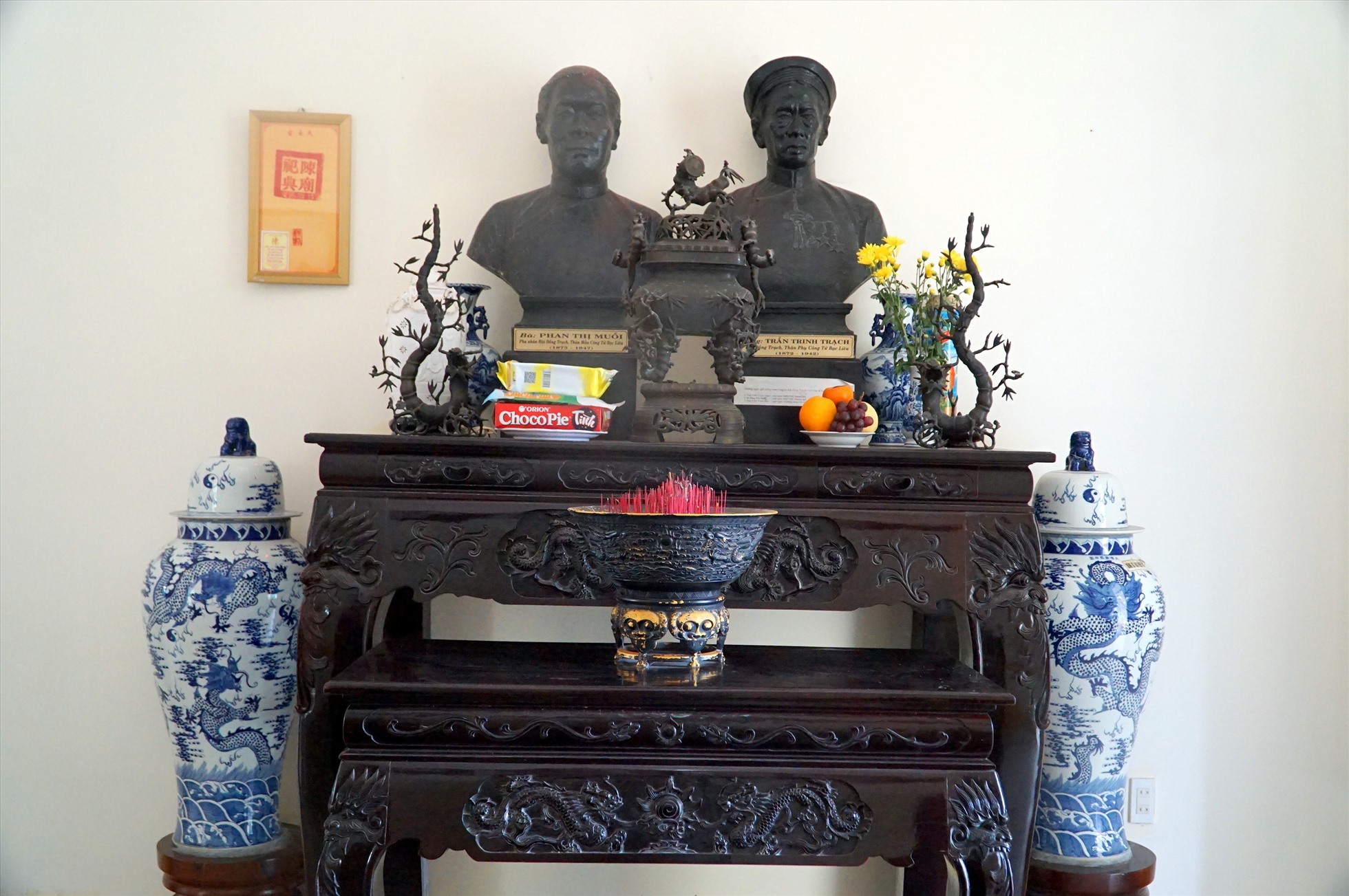 Trên tầng 1 là bàn thờ của vợ chồng ông hội đồng Trần Trinh Trạch, thân sinh của Công tử Bạc Liêu Trần Trinh Huy.
