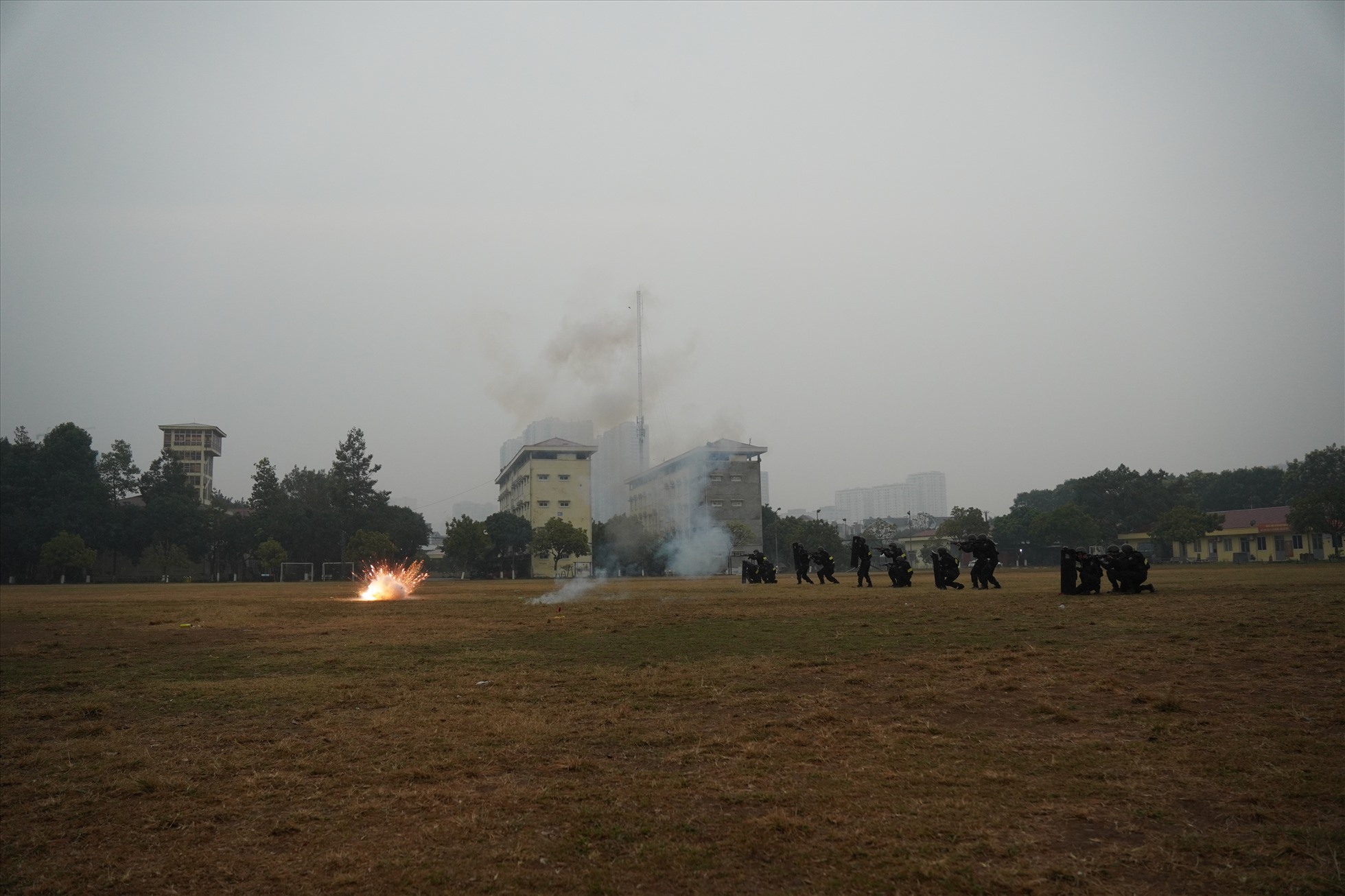 Thời tiết tại Hà Nội mưa rét nhưng các chiến sỹ vẫn hăng say luyện tập.