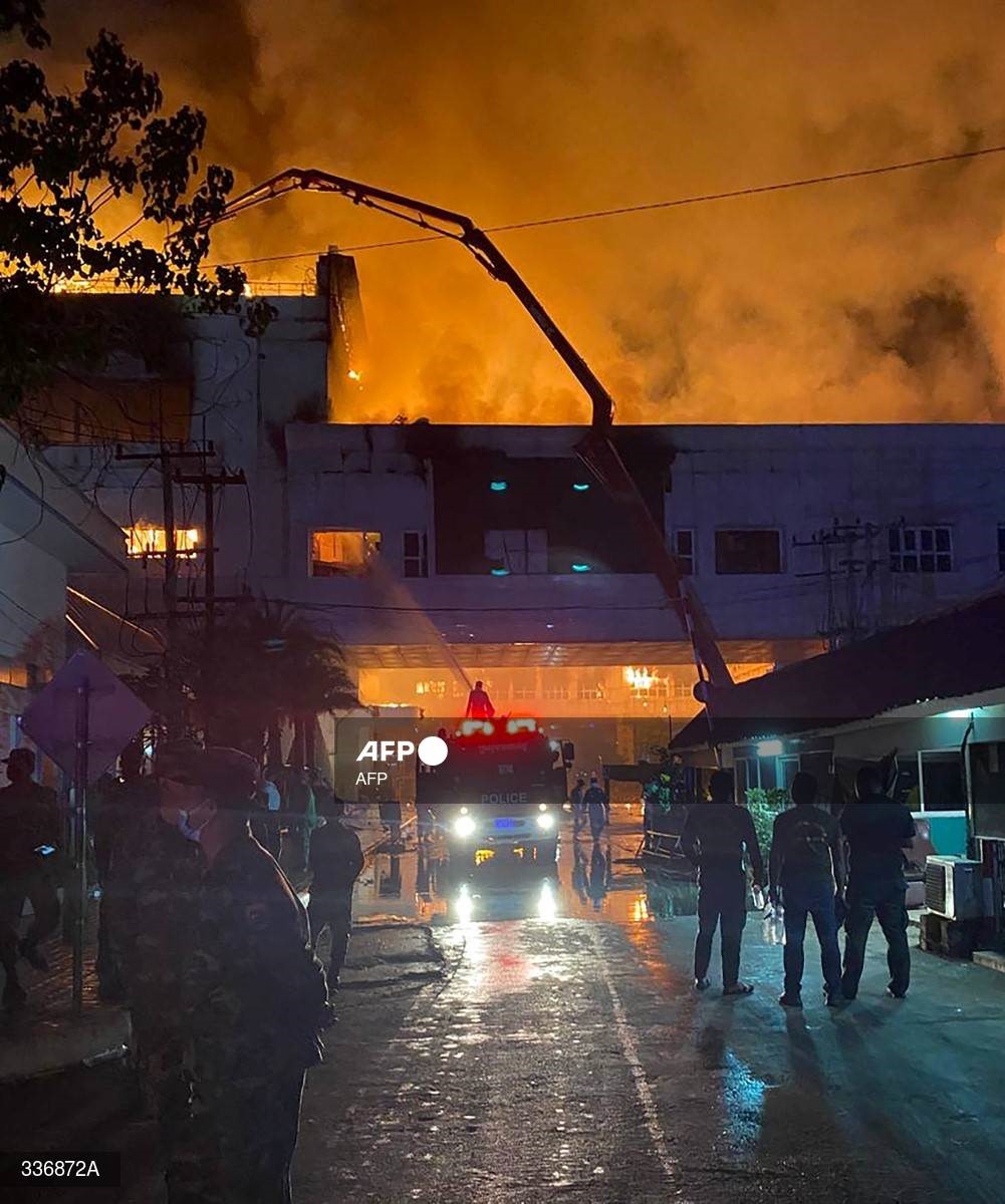 Hiện trường vụ cháy khách sạn - sòng bạc Grand Diamond City ở Poipet, Campuchia. Ảnh: AFP
