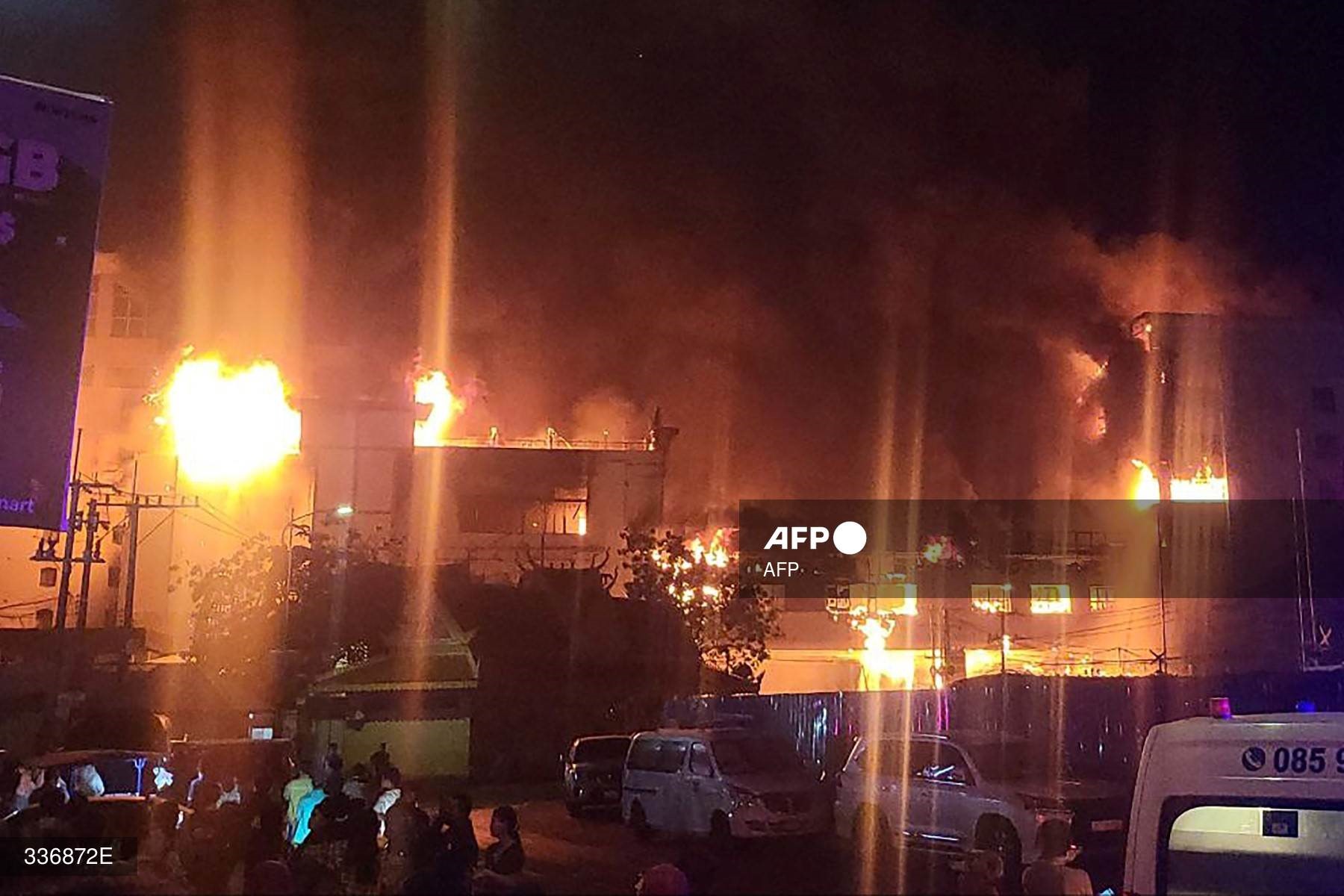 Vụ cháy tại khách sạn - sòng bạc ở Campuchia đêm 28.12. Ảnh: AFP