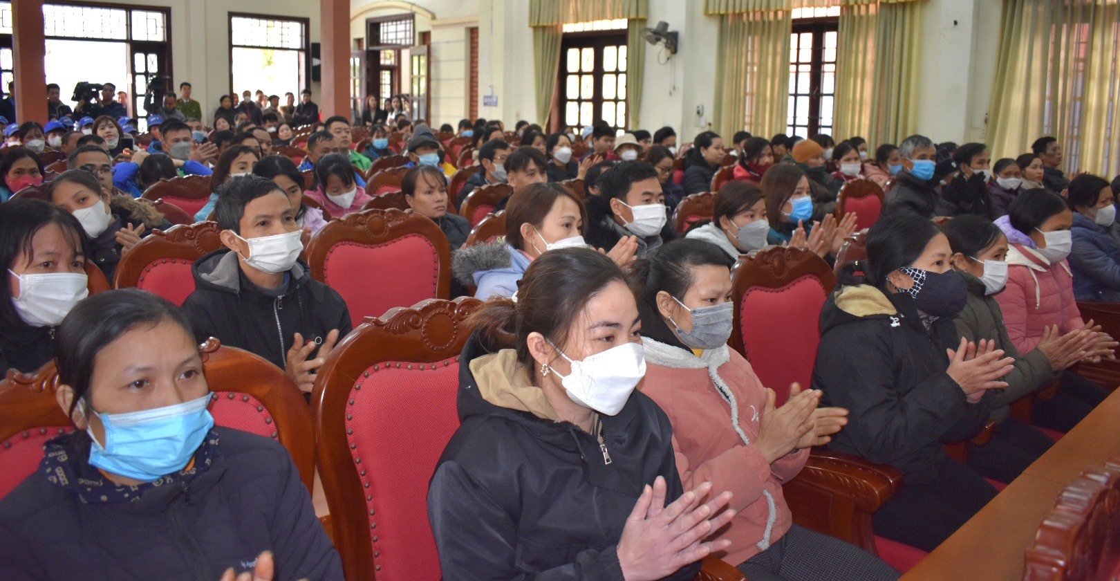 Công nhân lao động có hoàn cảnh khó khăn, đại diện hộ nghèo, gia đình chính sách tại tỉnh Nam Định dự buổi trao quà. Ảnh: Trung Du