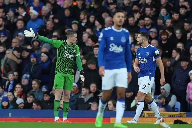 Everton đang ngụp lặn một lần nữa. Ảnh: AFP