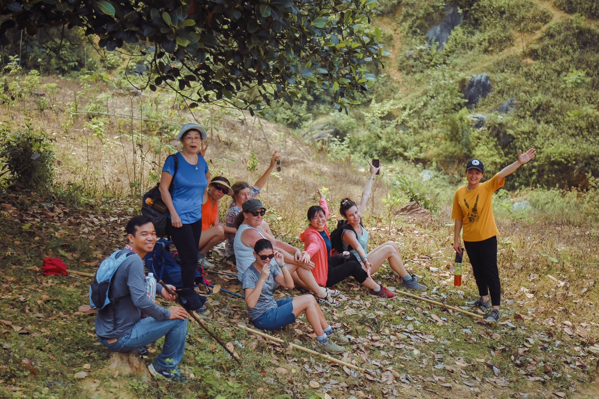 Tâm và nhóm bạn trên cung đường Trekking.
