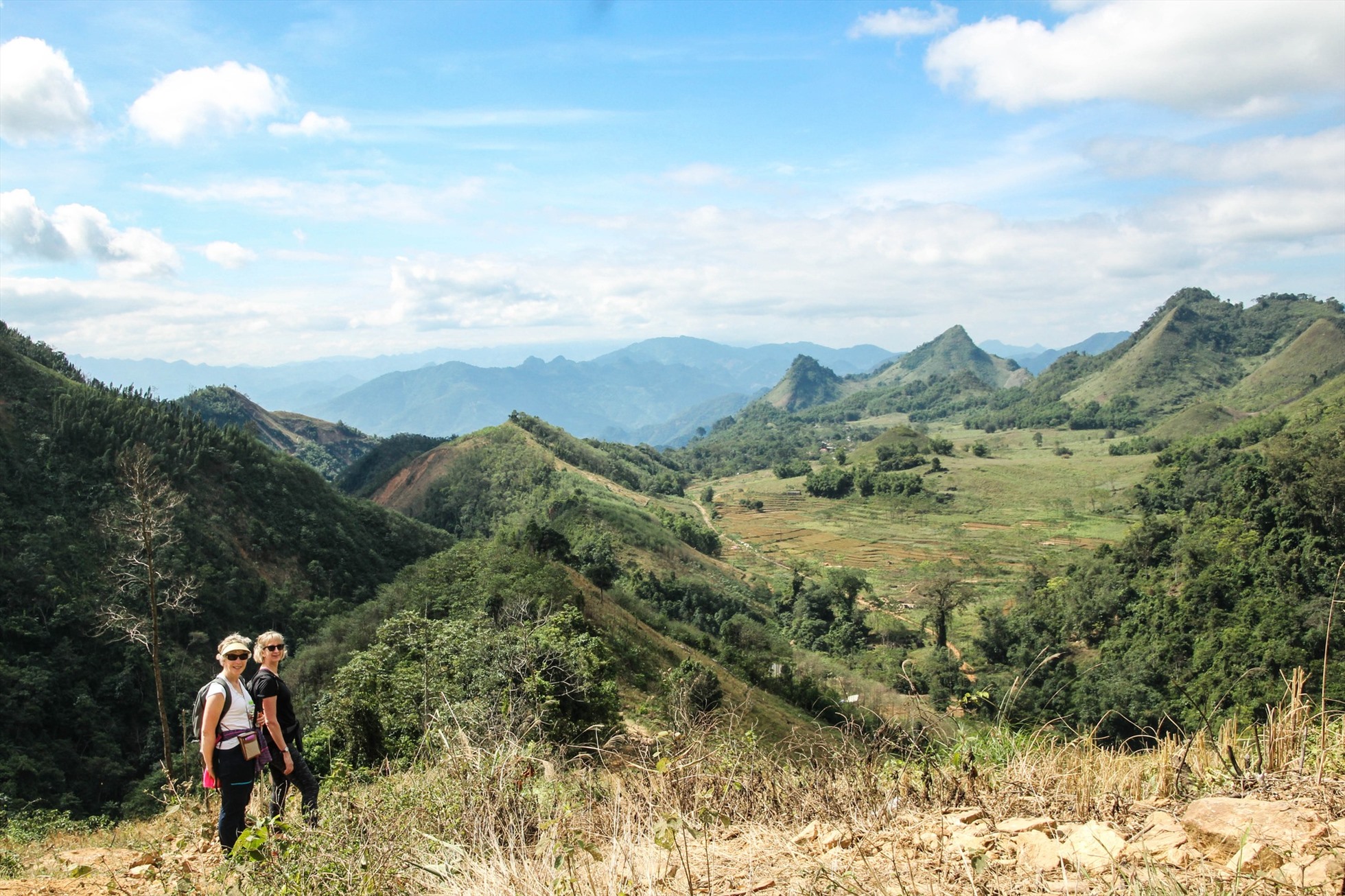 Tâm và nhóm bạn trên cung đường Trekking.
