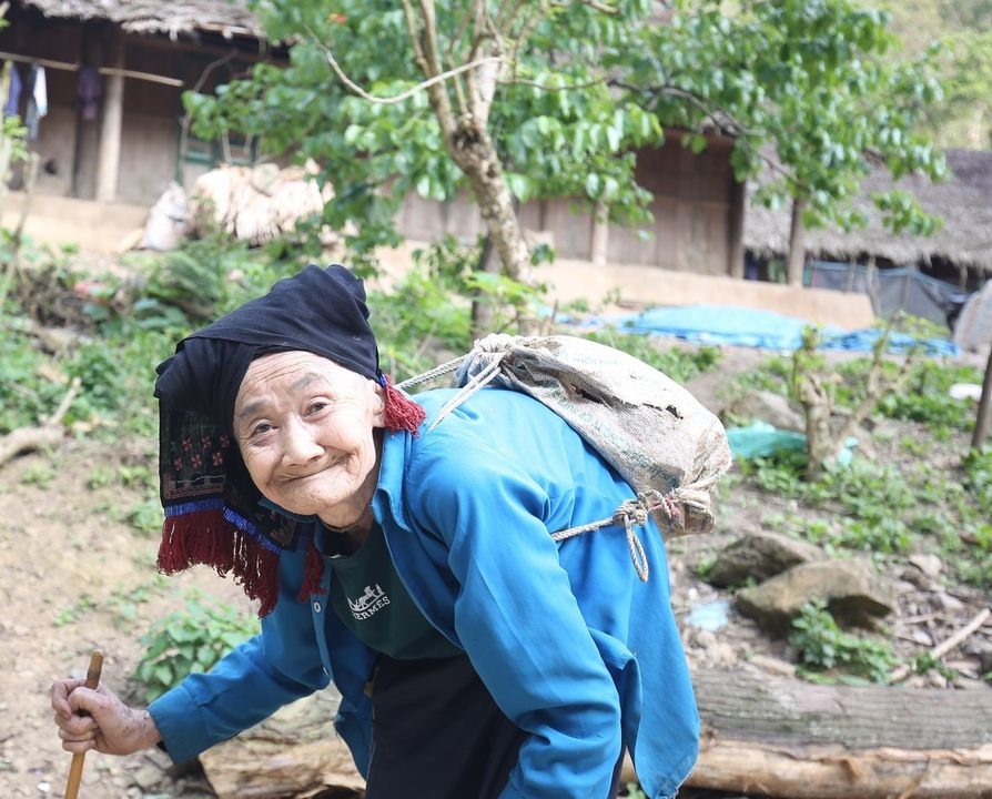 Một cụ già trong bản. Tâm cho biết người dân rất thân thiện, thường mời du khách vào nhà chơi.